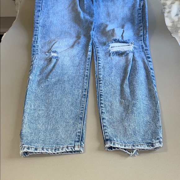 Old Navy Light denim Straight Leg Jeans - Picture 4 of 9